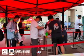 高考现场直击！聊城三中考点考生正在有序进入考场图片