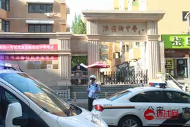 进考场了！家长在通道外加油鼓劲，班主任给考生送好运红绳图片