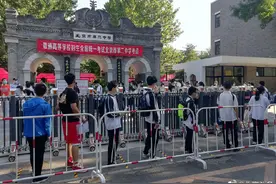 北京二中：“一米线”排队入场图片