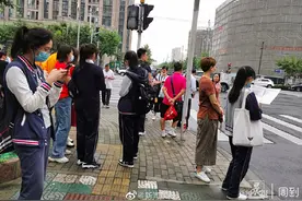 天公作美送考无雨！考点外学生翻看知识点，老师逐一核对到达名单图片
