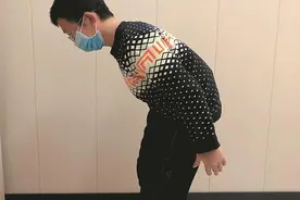 弯了17年他终于挺直腰杆 感谢好心人相助图片