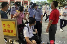 江门考生打篮球摔断腿，民警背他上四楼考场图片