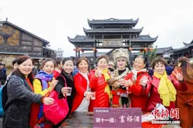 “吃新节”丹寨万人长桌宴在丹寨万达小镇举行图片