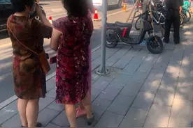 直击2020高考 | 北京一零一中学考点校门口，学长学妹来“送考”图片