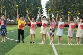 妈妈们不能来送考，衡水女老师穿旗袍举向日葵为高考生壮行视频封面