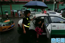 遵义遭暴雨 考生冒雨参加高考图片