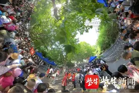 红旗袍、棒棒糖…江苏高考首日，“送考团”花式加油图片