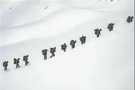 冲击海拔6000米！西藏军区组织官兵开展登山训练强体能、练技能图片