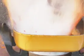 41秒丨消防实验给你警示：小小打火机 爆炸威力真不小图片