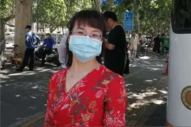两位西安妈妈身着红色旗袍 助力考生旗开得胜图片