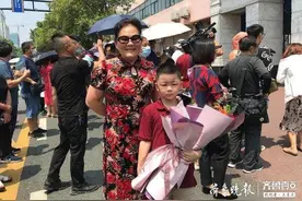 6岁考生辰辰抱着鲜花来等姐姐出考场图片