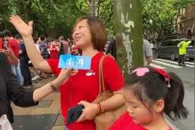 高考首日，家长身着红衣送考寓意“开门红”视频封面