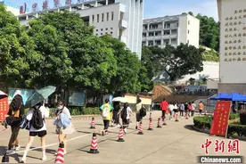 探访福建宁德高考点：疫情防控有序 爱心车辆送考图片