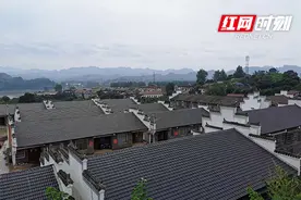 “新房子、新家具，楼下就可去赶集”——听贫困户老吕讲易地搬迁后的故事图片