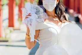戴着口罩结婚多有无奈？不妨享受世界设计师们的“新娘款”图片