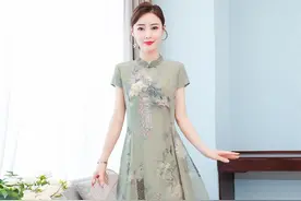 穿旗袍送考寓意“旗开得胜”之外，中年妈妈们这样穿还能又美又有气质图片