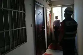 门锁坏了！今早杭州一名要高考的男孩困在家里！孩子的反应出人意料图片