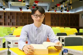 为高考学生做“记忆面包”的老师：最后一科考试铃响，我老泪纵横图片