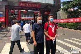 8岁妹妹来到考点为哥哥加油！不少家长孩子在校门口合影留念图片