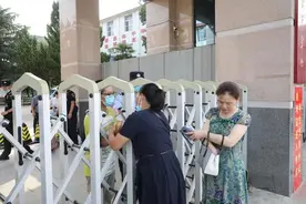 感动！河南唐河，临考前夕的温情一抱图片