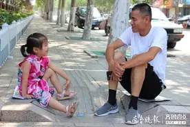 直击高考｜温馨时刻 可爱妹妹耐心等待哥哥凯旋归来图片