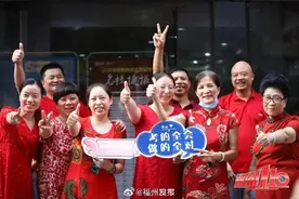 考场外，家长花式为孩子加油图片