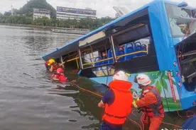 贵州坠湖大巴车被打捞出水 部分人员获救图片