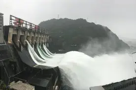 时隔9年，浙江新安江水库上午再次泄洪，水流奔涌而出，震撼如台风天图片