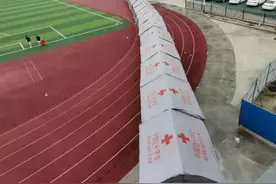 英山2所高中为高考考生搭建无雨通道图片