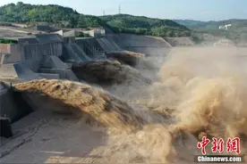 黄河小浪底水库排沙犹如黄龙出洞图片
