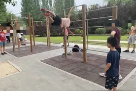 单杠大回环、人体旗帜！朝阳公园“业余体操队”引围观！专家却这么说图片