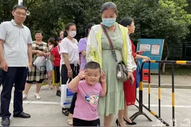 大考2020｜2岁萌娃助阵高考守候考点接姐姐回家图片