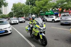 高考在即考生证件却落在酒店，镇江润州交警铁骑与时间赛跑图片