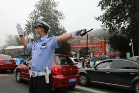 爱心护航高考，看交警蜀黍们“陪考”的暖心瞬间……图片