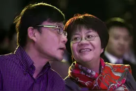 带人闯入当当、撬保险柜…当当：李国庆被警察带走！他连发多条微博图片