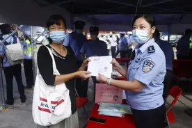 为激励读高中的儿子好好读书，东莞一位50岁的母亲两次参加高考图片