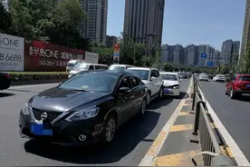 网约车司机追尾，却因未取得资格证遭保险拒赔，损失到底由谁付？图片