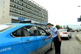 出租车警车爱心接力护送，房县一考生开考前5分钟进考场图片