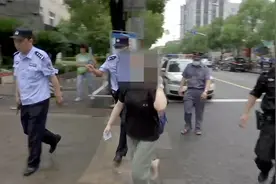 惊险！考生赴考场遇堵车 警车开道护送差3分钟关门视频封面