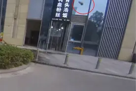 楼上有人往下扔水袋，11岁“熊孩子”干的图片