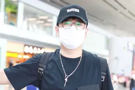 瘦了不少！沈腾现身机场 打扮精致秒变“潮叔”图片