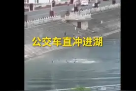 痛心！贵州安顺公交车坠湖事件泪目全记录图片