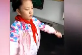11岁女孩戴假肢在教室做早操图片