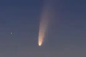 凌晨蹲点守候 拍下彗星拖着尾巴扫过天际图片