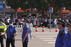 32秒｜上阵父子兵！枣庄一考点父亲场外执勤，儿子考场内考试图片