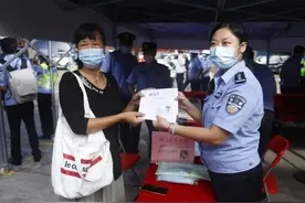 东莞这位50岁的高考生，今天差点没能进考场图片