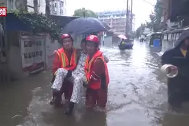 湖北黄石：普降暴雨致内涝 消防员趟水转移52人视频封面