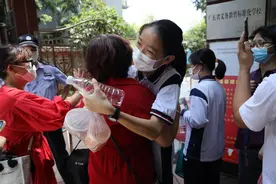 高考首日结束，13个直击泪点的感人瞬间图片