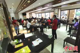 马尼拉CBD马卡蒂餐厅堂食客增多图片
