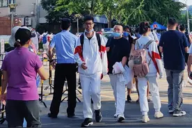 北京今年高考首日：考生表情轻松，家长穿“黑马”T恤助考图片